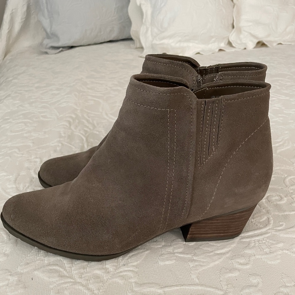 Blondo Villa Waterproof Suede Ankle Boots (EUC)